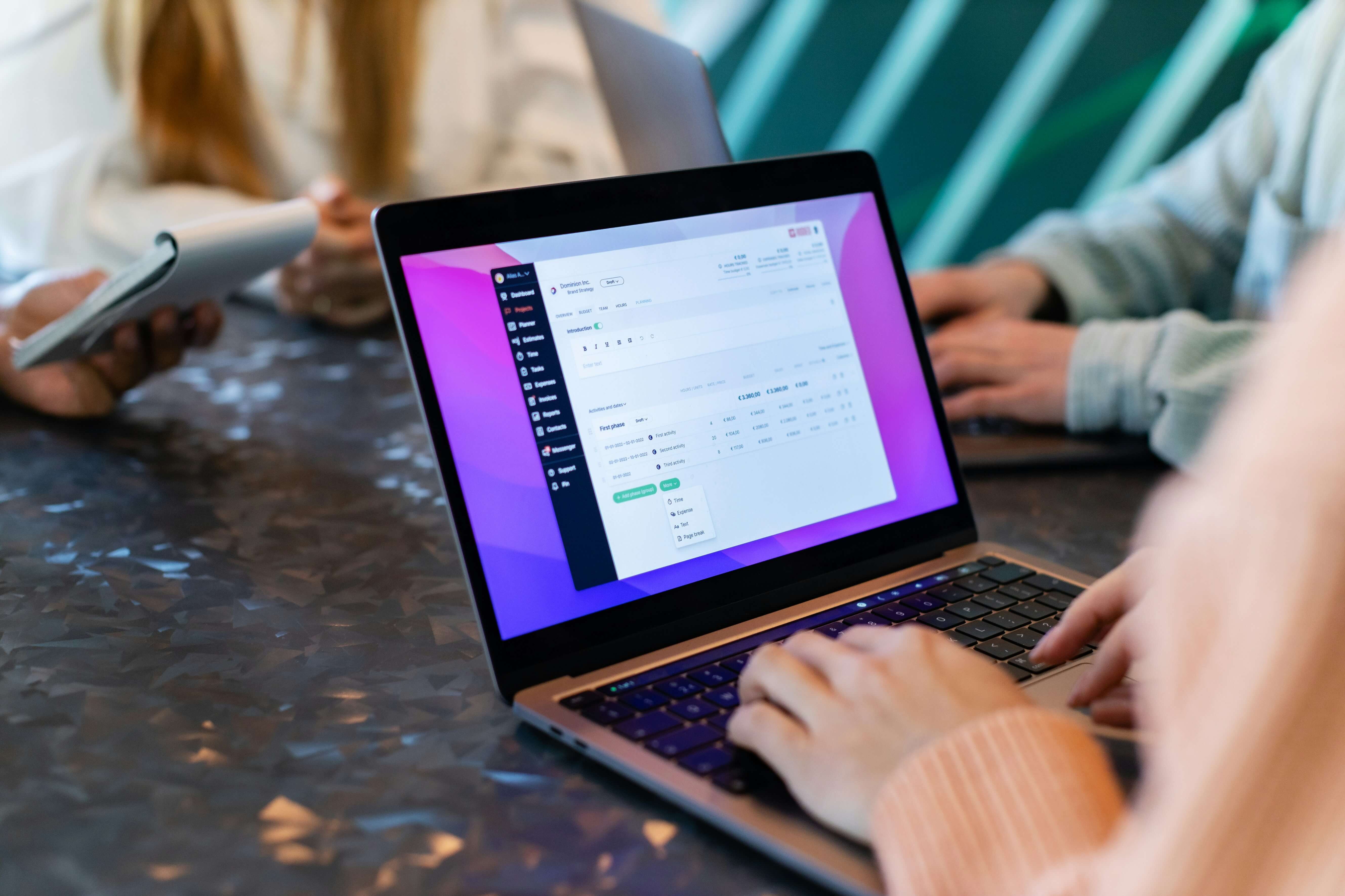 Ilustração abstrata de etapas de cadastro e verificação conectadas em gradiente roxo e magenta